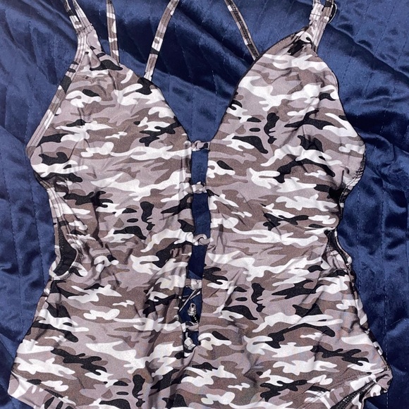 Heat one piece swimsuit - Picture 3 of 3